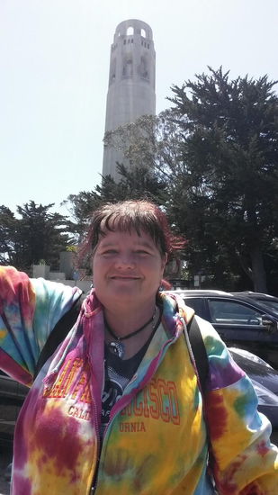 Eva vor dem Coit Tower - ein Selfie mit ihrer neuen Erungenschaft
