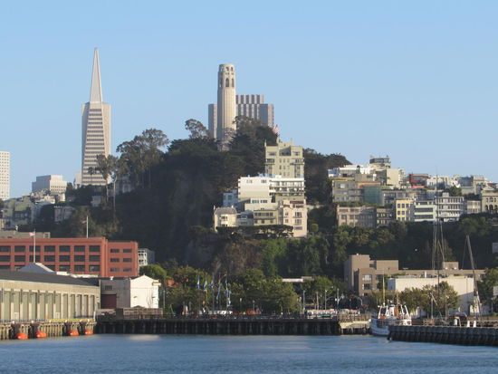 Der Coit Tower von der Bucht aus