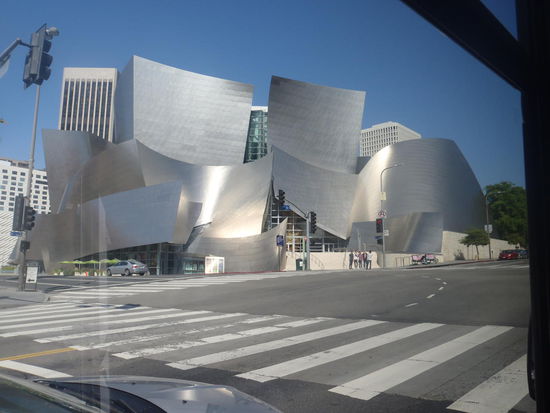Walt Disney Concert Hall - mußte dunkel nachbearbeitet werden, weil Piloten beim Landeanflug geblendet wurden