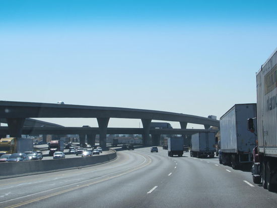 Nach fast 60 Meilen noch immer starker 4-spuriger Verkehr auf der Gegenseite. Und irre viele Trucks auf der Straße. Ist eine Strecke ohne Eisenbahn, daher soviele Lastwagen.