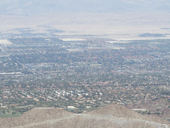 Palm Desert und Palm Springs tief unten im Tal
