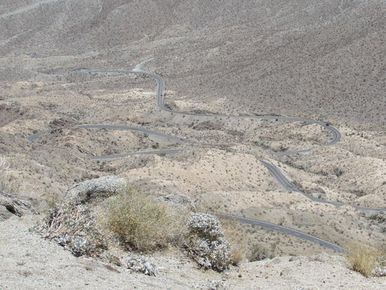 Noch muß der Abhang in vielen Kurven bezwungen werden.