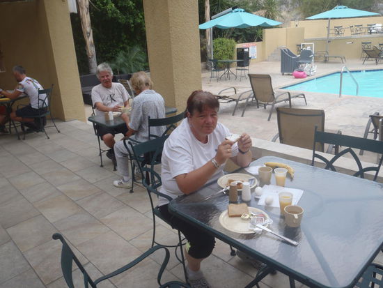 Alle strahlen am Pool, der Himmel ist wolkenverhangen.
