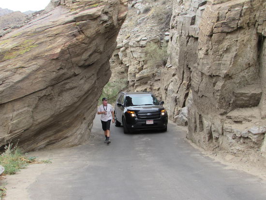 Hugo weist Eva durch den engen Durchlass