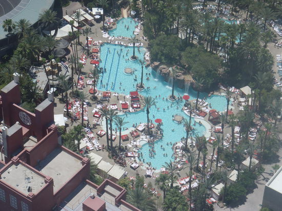 Und den Nachmittag verbringen wir am Pool