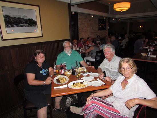 Jedem kracht der Magen vor Hunger, aber ein Foto muß gemacht werden.