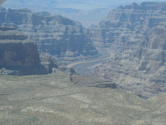 Der Colorado River verläßt den Grand Canyon und mündet in den Lake Mead