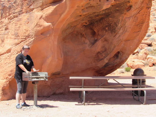 Eva bereitet sich am Lone Rock auf Mittag vor