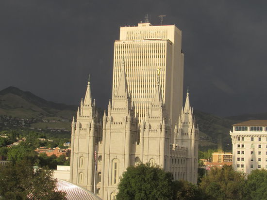 Während wir Gestern essen waren, war ein heftiges Gewitter. Im Hintergrund die schwarzen Gewitterwolken und im Vordergrund wird der Tempel schon wieder von der Sonne beschienen.