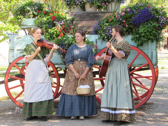 Drei Mädels empfangen uns mit Musik