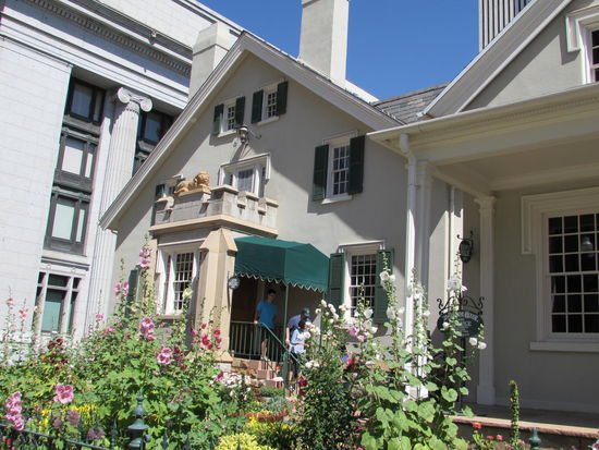 Das Lion-House. Hier wohnten Frauen und Kinder (54 mit 9 Frauen) des Stadtgründers und hier wurde auch gespeist - Speisesaal für 70 Personen.