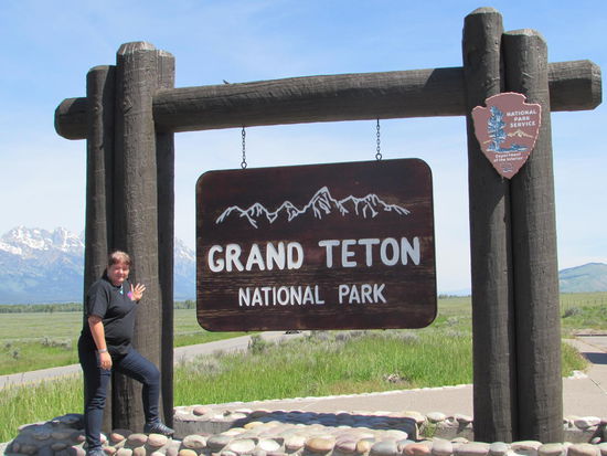 Einfahrt in den Nationalpark der schneebedeckten Gipfel
