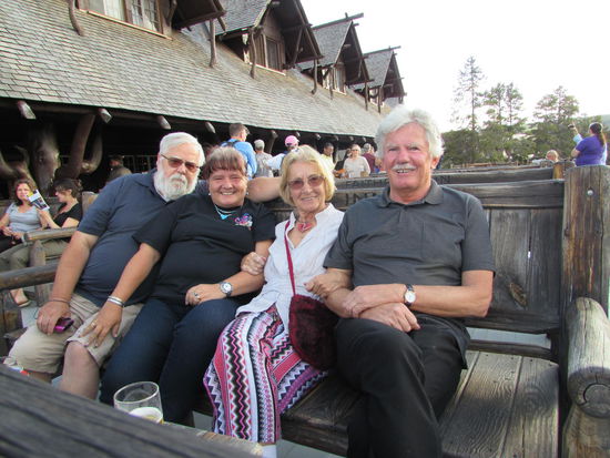 Auf der Terasse des Hotels voller Erwartungen