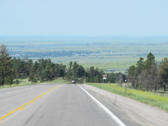 Ausfahrt aus den Black Hills in die blühende Prärie