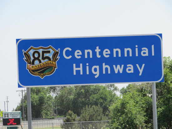 Der Highway 85 ist eine Verbindung von El Paso in Texas im Süden bis an die kanadische Grenze im Norden - 2380 Kilometer - und besteht seit über 150 Jahren. Er war und ist noch immer  einer der wichtigsten Nord-Süd Verbindungen in den USA