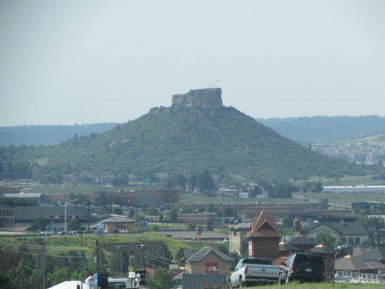 Auf der Strecke nach Colorado Springs begrüßte uns der Castle Rock