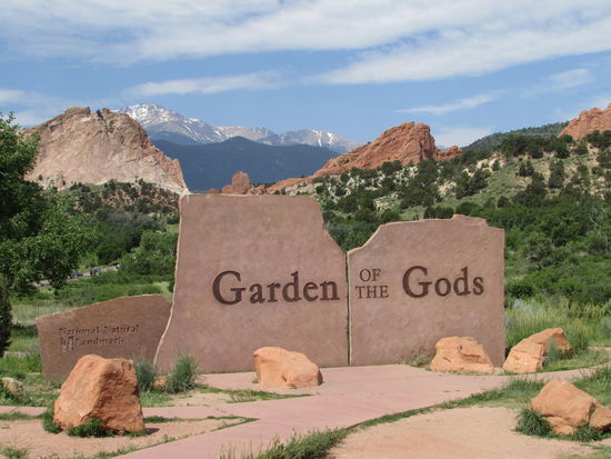Einfahrt zu einem besonderen Naturschauspiel, im Hintergrund die Rocky Mountains