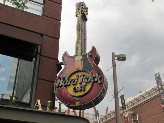 Hardrock Denver, versteckt in der Fußgängerzone, und der zweite Bär am heutigen Tage - nun sind es 21 Bären auf dem Weg nach Europa