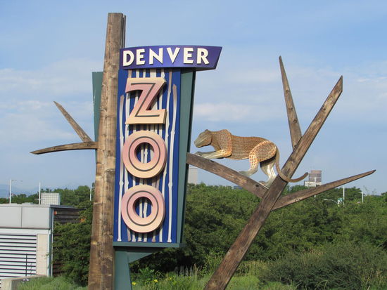 Wir stehen am Superparkplatz, aber der Zoo ist noch zu