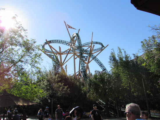 Der längste Rollercoaster saust über die Köpfe der Tiere durch die Steppe