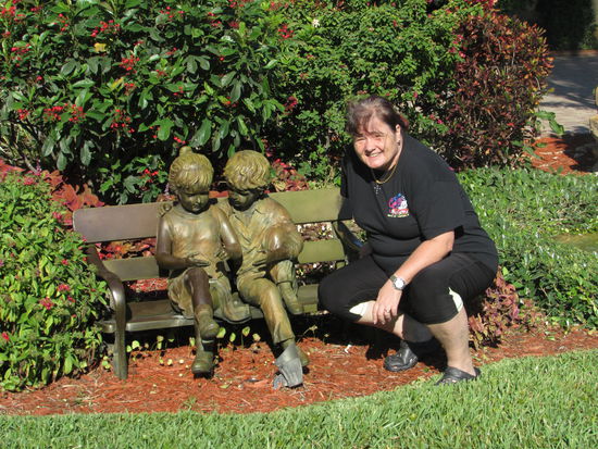 Gemütlich in der Morgensonne mit den Enkelkindern am Bankerl während .....