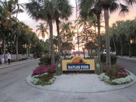 Einer der letzten Holzstege in der Umgebung lädt zum Sonnenuntergang ein