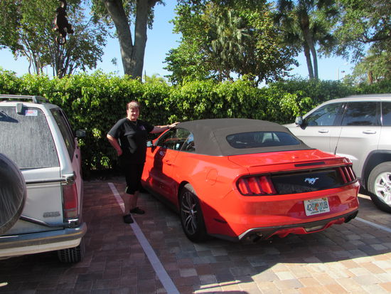 Noch so nebenbei. Ich habe Eva ein neues Auto gekauft. Sie ist schon am Einpacken
