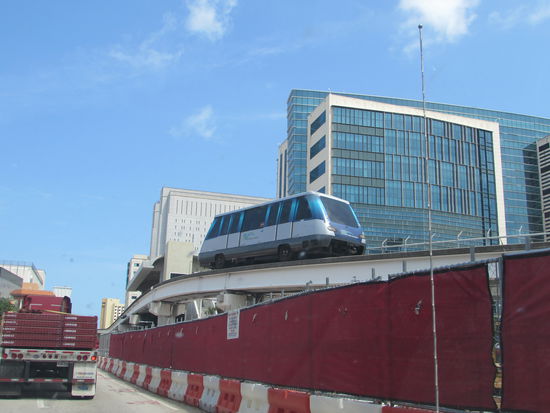Eine Einschienenbahn gleich hinter dem Hotel