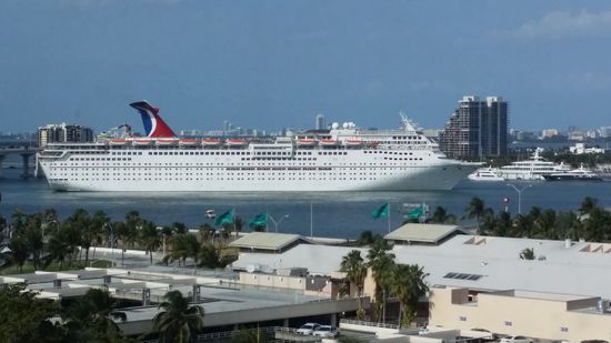 Am Nachmittag zeigte sich ein Kreuzfahrschiff vor unserem Fenster