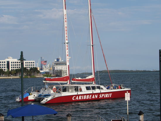 Vor unserem Speisezimmer die Hafenausfahrt