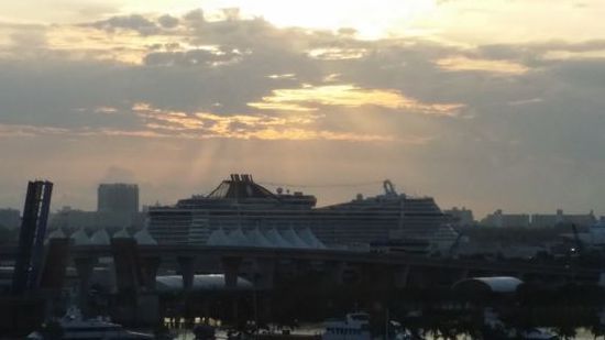 Neue Schiffe im Kreuzfahrhafen im Morgengrauen