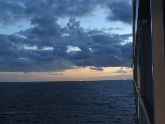 Miami schwindet bei Sonnenuntergang am Horizont