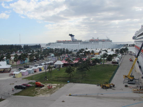 Schiffsanlegestelle mit Verkaufsständen und unseren Begleitschiffen