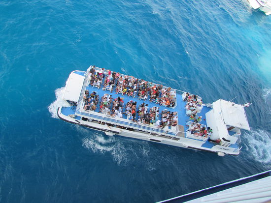 Mit dem Tenderboot zur Insel