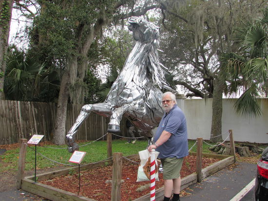 Ein Mustang - aus Autostoßstangen