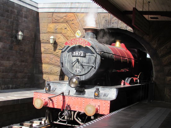 Der Zug rollt in den Bahnhof Hogsmeade