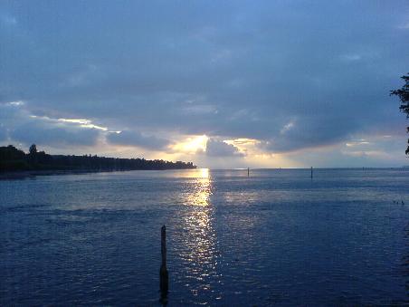 Sonnenaufgang am Bodensee
( Sony Ericsson k750i )