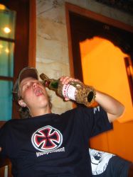 rice wine von den indonesen
2 dollars, 40 % , good taste
[ das einzig guenstige an alc hier =(( ]