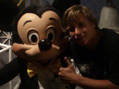 in der letzten dunklen ecke bin ich dann auf mickey getroffen, welcher gerade gechillt ha=== rauchte. Konnte ihn gluecklicherweise auf ein foto ueberreden . (auch wenn ich ihn die ganze zeit stuetzen musste)