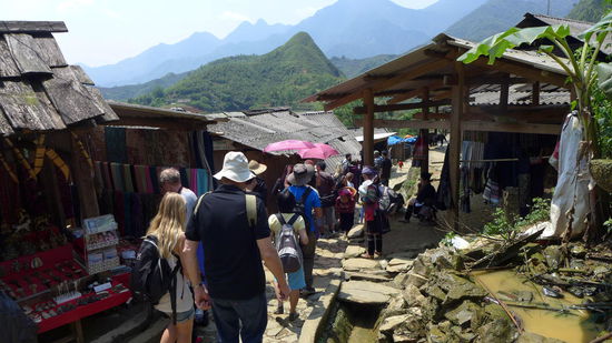 Der 'Wanderweg' geht direkt an Touristenbuden vorbei