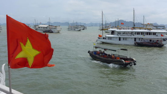 Blick vom Sonnendeck. Die kleinen, weissen Kreuzfahrtschiffe sehen irgendwie alle gleich aus.