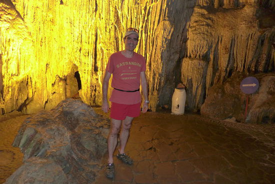 Beim Besuch einer Tropfsteinhoehle wurde man manchmal von einem der seltsamen Hoehlenbewohner erschreckt.