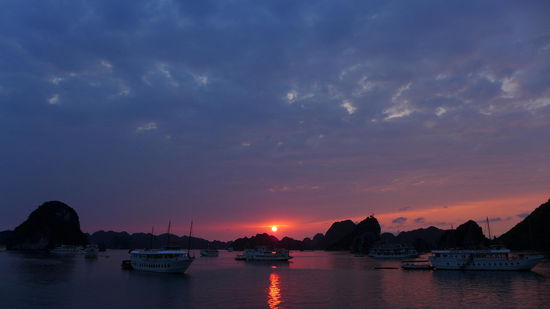 Ein furchtbar kitschig-romantischer Sonnenuntergang kann einem den ganzen Abend versauen, besonders wenn man das Maedl daheim gelassen hat.