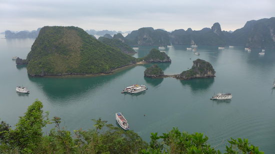 Nebenbei erwaehnt ist die Halong Bucht ja eigentlich fuer diese Kalksteininseln bekannt, die imposant aus dem Meer herausragen.