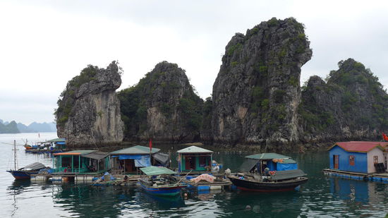 Ein schwimmendes Dorf. Die Typen dort fangen anscheinend kleine Fische, die sie dann in Netzen zuechten bis sie schoen gross sind, dass sich die Touristen das als Nachtessen ordentlich schmecken lassen koennen.