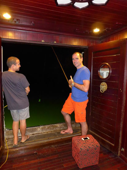 Manche der Passagiere muessen jeden angebotenen Quatsch mitmachen. Hier beim Squid Fishing. Squids sind kleine Tintenfische und schmecken gegrillt sehr gut. Tatsaechlich hat ein anderer Gast, nicht der hier abgebildete Angeber, einen Fang gemacht!