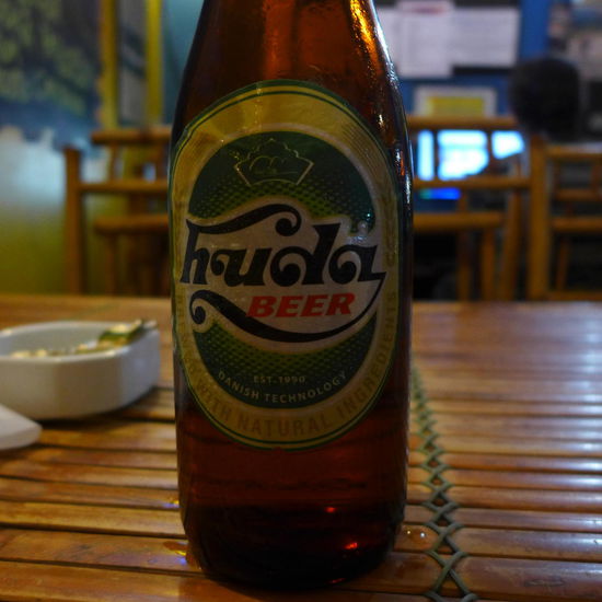 Von Hue ist aufgrund des bloeden Computerviruses (oder Trojaner oder so was aehnliches) nur noch das Bild mit dem lokalen 'Huda' Biers uebrig. Aber auch Wurscht, die Palastanlagen von Hue waren eh nicht so prickelnd. Immerhin kann man an der Bar im Hue Backpacker Hostel waehrend der Happy Hour coole Leute kennenlernen.