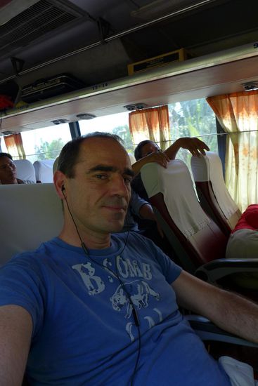 Der Gesichtsausdruck laesst folgendes erahnen: 'So einen Reisebus haette man bei uns laengs verschrottet!' Da auf den Strassen hier sowieso fast nur im Schritttempo gefahren wird, ist der technische Zustand ja eher zweitrangig.  Immerhin ist die Schlaglochschaukel halbwegs klimatisiert und die Tickets sind sehr billig.