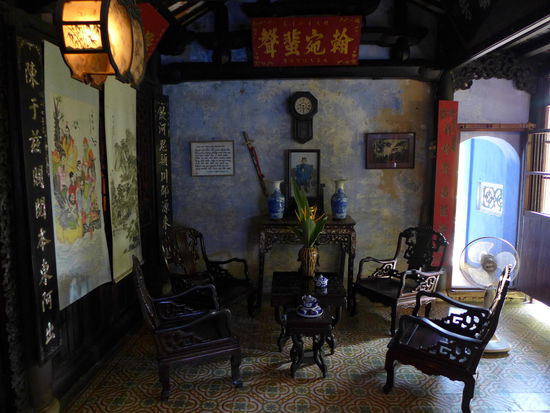 ...teils 300 Jahre alte Kaufmannshaeuser, die noch von den chinesischen Dynastien herruehren. Bei der Besichtigung (fuer die man vorher im Tourist Office natuerlich ein Altstadtticket gekauft hat) wird  ein auswendig gelernter, in schlechtem Englisch vorgetragener Text runtergeleiert. Die Vortragenden sind natuerlich direkte Nachkommen der Hausbesitzer. Danach wird man schnell in Raeumlichkeiten mit einem riesigen Souvenierangebot reinkomplementiert. Logisch! Alles handgemacht von der Familie 