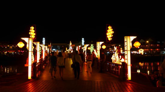 Zufaellig kam man gerade richtig zum Vollmondfest. Die Altstadt wird bei Dunkelheit besonders schoen mit Laternen beleuchtet und an jedem Eck gibt es spannende Vorfuehrungen, u.a. auch Kung-Fu Zeugs.